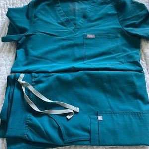 FIGS Catarina one pocket scrub top and Kade cargo pant SET Pacific Blue XS/XSP